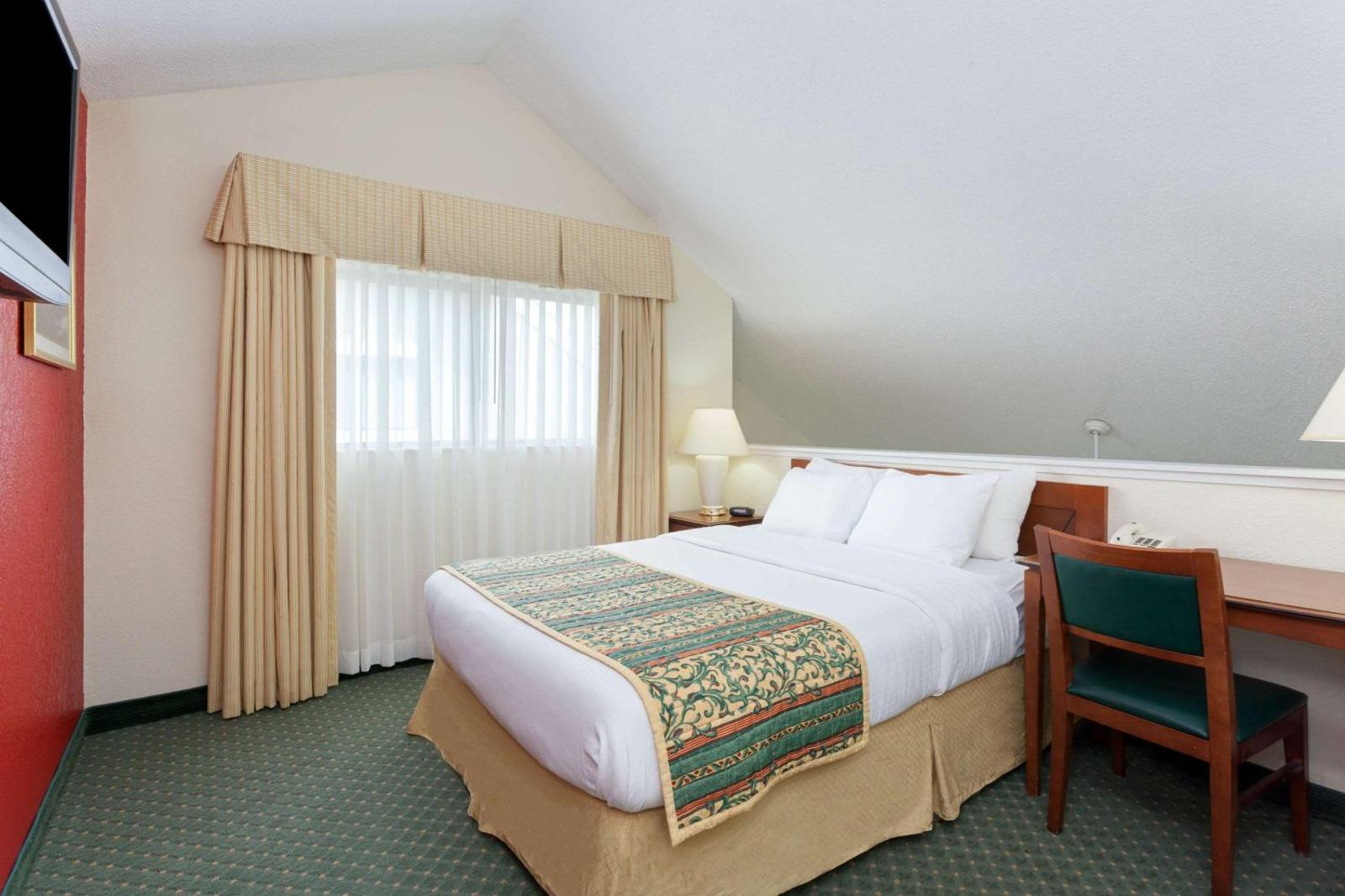 Hawthorn Suites by Wyndham Dearborn/Detroit Main image 2